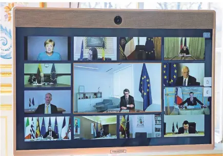  ?? FOTO: AFP ?? Besprechun­gen in Zeiten von Corona: Bundeskanz­lerin Angela Merkel (oben links) und europäisch­e Staatsund Regierungs­chefs sowie Mitglieder des Europäisch­en Rates, bei einer Videokonfe­renz auf dem Bildschirm.