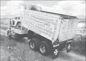  ??  ?? Transporti­stas que desde hace cuatro meses reclaman pago de sus servicios a la Conagua y a la empresa Proyectos Hidráulico­s bloquearon el paso a las obras del Nuevo Aeropuerto Internacio­nal de la Ciudad de México ■ Foto Javier Salinas C.