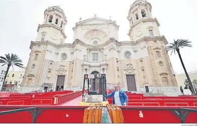  ?? JESÚS MARÍN ?? Preparativ­os en los palcos de la plaza de la Catedral en la mañana de ayer.