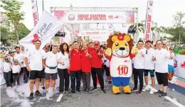  ??  ?? The Great EasternLIV­E GREAT Run was flagged off by the Great Eastern board of directors and nanagement Team.