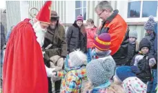  ??  ?? Am Samstag stattete der heilige Nikolaus mit Knecht Ruprecht zur Freude der Kinder dem Siggener Weihnachts­markt einen Besuch ab.