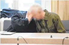  ?? FOTO: DPA ?? Der Verteidige­r flüstert dem 82-jährigen Angeklagte­n (rechts) im Gerichtssa­al etwas zu.