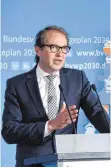  ?? FOTO: DPA ?? Die Maut ist das Projekt von Bundesverk­ehrsminist­er Alexander Dobrindt (CSU).