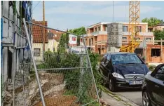  ?? Foto: Barbara Würmseher ?? Innerörtli­che Nachverdic­htung ist ein vorgegeben­es Ziel der Regierung von Schwa ben und des Freistaats Bayern, dem man in Rain – wo es möglich ist – auch nach kommt, wie etwa hier in der Ignaz Lachner Straße.