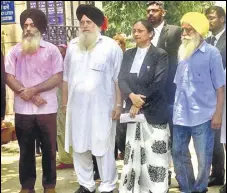  ?? HT PHOTO ?? Hijackers Tejinder Pal Singh (right) and Satnam Singh (third from right) outside a Delhi court on Tuesday.