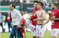  ?? Foto: Imago Images ?? 2013: Verhaegh (Nr. 2) feiert mit Trainer Markus Weinzierl, Ja-Cheol Koo und Marcel de Jong den Klassenerh­alt nach der famosen Aufholjagd.