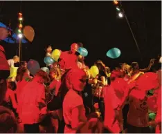  ?? Fotos: Romi Löbhard ?? Viele bunte Luftballon­s bei der Galavorste­llung im Zirkuszelt­lager auf der Kuglerwie se in Kaufering.