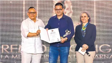  ?? LUIs roDríGUEZ lEZaMa ?? Los jurados Ariel Castillo y Marisol Cano entregando el premio al reportero Kenji Doku.