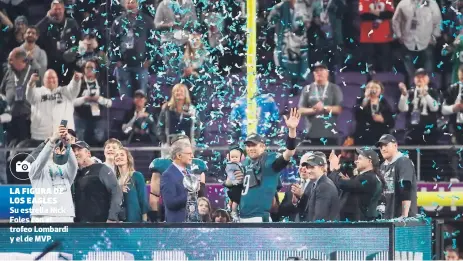  ?? FOTOS: AFP ?? la figura de los eagles Su estrella Nick Foles con el trofeo Lombardi y el de MVP.