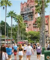  ?? JOE BURBANK/ORLANDO SENTINEL ?? Despite a temperatur­e in the 90s and high humidity, guests spend the day at Disney’s Hollywood Studios at Walt Disney World.