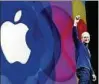  ??  ?? Im Visier der Eu-kommission: Apple und sein Chef Tim Cook. Foto: Robert Galbraith