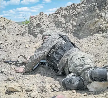  ?? AFP ?? Combate. Un soldado ucraniano se cubre de los disparos en Lysychansk, en el este de Ucrania.