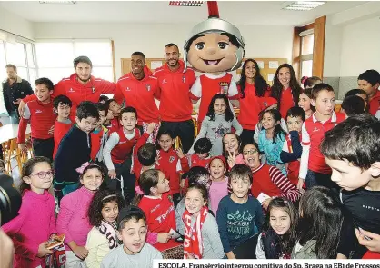  ??  ?? ESCOLA. Fransérgio integrou comitiva do Sp. Braga na EB1 de Frossos