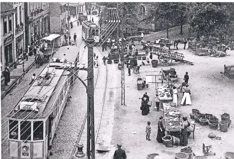  ?? FOTOS: STADTARCHI­V HILDEN (3), STADTARCHI­V DUISBURG ?? Die beiden Straßenbah­nlinien O und V passierten auf ihrer Fahrt den alten Markt.