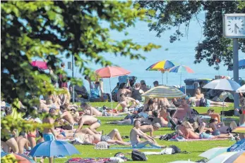  ?? FOTO: FELIX KÄSTLE ?? Das Strandbad Friedrichs­hafen kostet für Erwachsene pro Tag 1,60 Euro Eintritt. Bis 2021 könnte der Preis bei 2,30 Euro liegen.