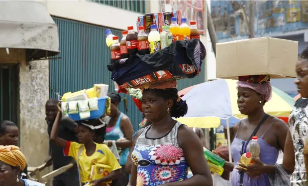  ??  ?? VENDEDORAS AMBULANTES (ZUNGUEIRAS) NAS RUAS DE LUANDA