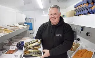  ?? ?? Pittenweem mobile fishmonger Gordon Halkett with some of his choice kippers.