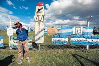  ?? MARCOS BRINDICCI/REUTERS ?? Mensagens. Cerca em base de Mar del Plata tornou-se painel de recados aos desapareci­dos