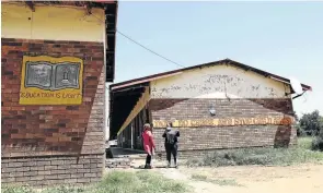  ?? / MDUDUZI NDZINGI ?? Soweto residents have occupied classrooms, built shacks in a deserted school which had been turned into crime haven.