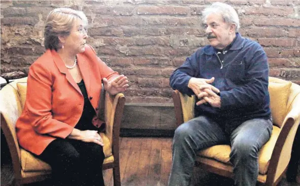  ??  ?? ► La expresiden­ta Bachelet junto a Lula da Silva en una reunión en noviembre de 2013 en Santiago.