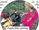  ??  ?? Pupils litter-picking