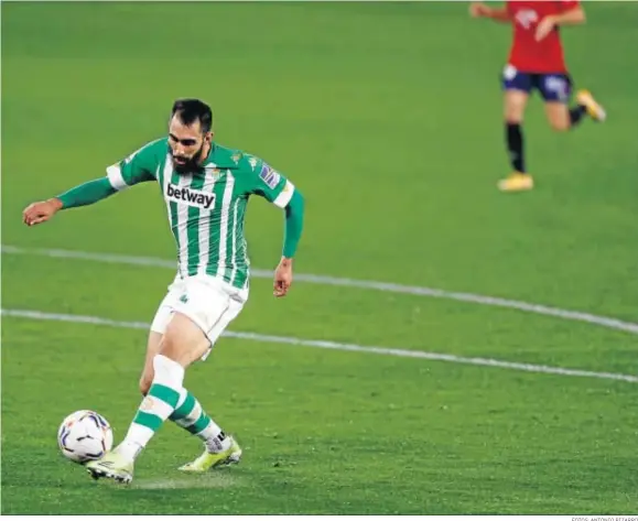  ?? FOTOS: ANTONIO PIZARRO ?? Borja Iglesias remata con la izquierda para superar la salida de Sergio Herrera y lograr el 1-0.
