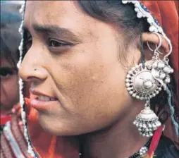  ?? GETTY IMAGES ?? A woman from the Lohar community shows off a newly crafted silver earing
■