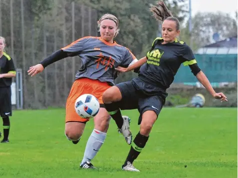  ?? Foto: Andreas Lode ?? Nicht zu stoppen waren Alena Ebner und die SG Bierbach/Erlingen beim 5:0 Sieg in Batzenhofe­n. Hier hat Sarah Mühldorfer (links) das Nachsehen.