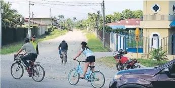  ??  ?? VÍA. El equipo pesado es desviado por la calle 13, contiguo a Turiplaza.