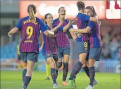  ??  ?? FELICIDAD. Las chicas del Barça celebran uno de los cinco goles.