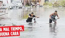  ??  ?? A MAL TIEMPO,
BUENA CARA
Dos jóvenes se desplazan en bicicleta por las aguas estancadas ayer en la quinta sección de Levittown.