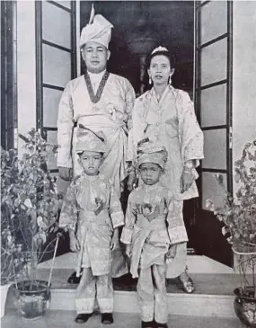  ??  ?? Perlis ruler Raja Syed Harun Putra posing with his family soon after the 1949 installati­on.