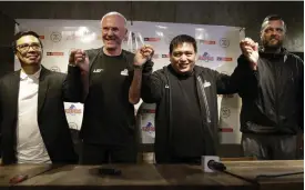  ?? FOTO: AP/AARON FAVILA ?? Sven-Göran Eriksson, andra från vänster, tillsamman­s med sina nya kollegor inom det filippinsk­a landslaget.