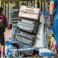  ?? Foto: Frank Rumpenhors­t/dpa ?? Abflug ins Ungewisse: Welche Regeln für Reisende ins außereurop­äische Ausland gelten, unterschei­det sich je nach Land.