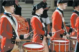  ?? MYSCHA THERIAULT/TNS ?? Colonial Williamsbu­rg features musical marching demonstrat­ions in full regalia.