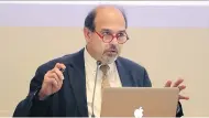  ?? KIRSTY WIGGLESWOR­TH / THE ASSOCIATED PRESS ?? Lead researcher Professor Freddie Hamdy said patients should consider the side effects each treatment produces.