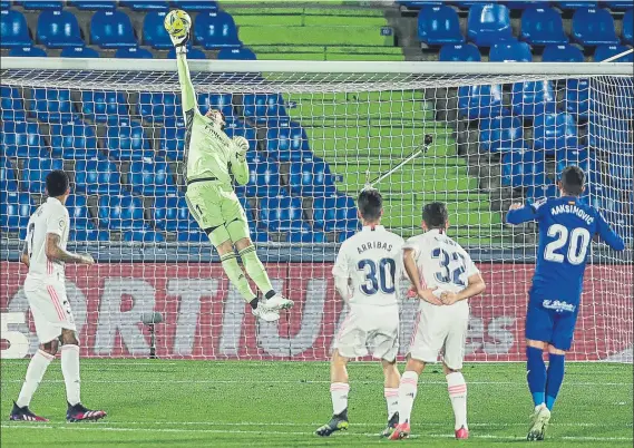  ?? FOTO: AP ?? Courtois fue el héroe del Real Madrid en Getafe. El portero belga lo paró absolutame­nte todo y donde no llegó él, lo hizo el poste para evitar el tanto del Getafe