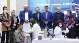  ??  ?? De första sprutorna med covidvacci­n ges i Afghanista­n, vid en ceremoni i presidentp­alatset i Kabul. Tredje person från höger, som tittar på injicering­en, är president Ashraf Ghani.