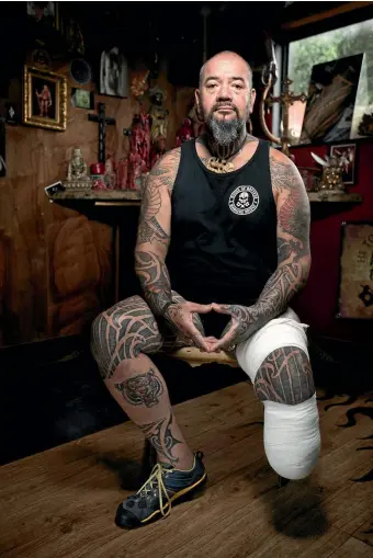  ?? CHRIS MCKEEN/FAIRFAX NZ ?? Gordon Toi, above and below, is one of the country’s leading tattoo artists. He lost a leg in a 2016 motorcycle accident.