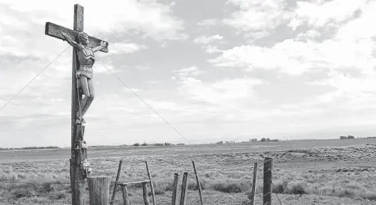  ?? FOTOS: PRENSA ADOLFO ALSINA Y GENTILEZA GASTÓN PARTARRIEU ?? El Cristo del Médano —o el Cristo perdido del genial artista Francisco Salamone— aún permanece inmutable en el horizonte pampeano.