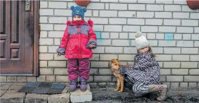  ?? [ AFP / Bulent Kilic ] ?? Ukrainisch­e Kinder unweit der Frontlinie im Donbass: Dieser Krieg traumatisi­ert eine ganze Generation.