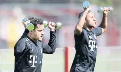  ?? FOTO: GETTY ?? Coutinho levanta pesas en un entrenamie­nto del Bayern, cerca de Thiago
Tiene contrato con el Barça hasta 2023