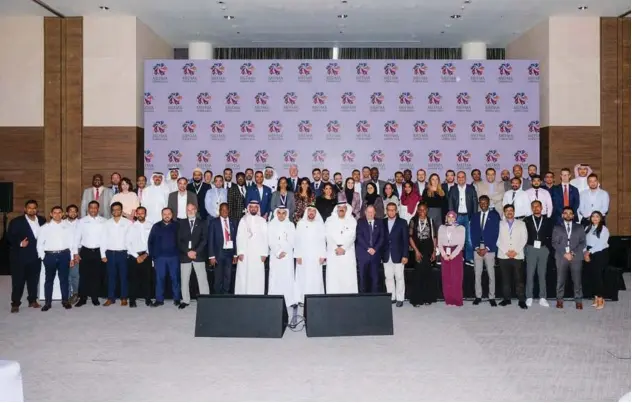  ?? ?? ↑
Top officials with participan­ts and award winners in Dubai.