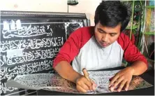  ?? MARIYAMA DINA/JAWA POS ?? HARUS LUWES: Azwar Anas menulis kaligrafi di pelat aluminium.