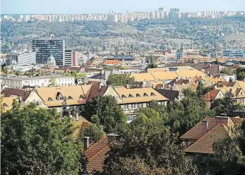  ?? Foto: M. Sváček, MAFRA ?? Zachovat čtvrtě Metropolit­ní plán má zachovat tvář starších čtvrtí, mezi něž patří i Ořechovka (na snímku). Ale například bývalé nádraží na Smíchově se změní, v plánu je vedeno jako rozvojové místo.