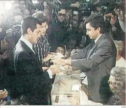  ?? EFE ?? Adolfo Suárez deposita su voto en los históricos comicios de 1977.
