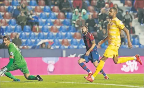  ??  ?? EL EMPATE. Morales aprovechó una pugna entre Boateng y Bambo para plantarse en el área y ajustar al palo de Iraizoz.