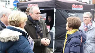  ?? Pictures: Dan Blackham ?? WALKIE TALKIE: Lib Dem leader Sir Ed Davey in Market Place, Wokingham meeting residents