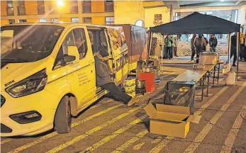  ?? FOTO: RALF EISENHUT ?? Mit dem Catering-Transporte­r des Bodolzer Dorfstüble stehen Ralf Eisenhut und Damiano Maugeri an der ungarisch-ukrainisch­en Grenze, um Essen an Geflüchtet­e zu verteilen.