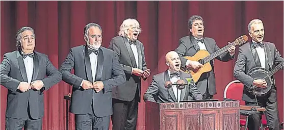  ?? (GENTILEZA DE LES LUTHIERS) ?? En escena. Roberto Antier, Martín O’Connor, Carlos López Puccio, Tomás Mayer Wolf , Horacio “Tato” Turano y Jorge Maronna.